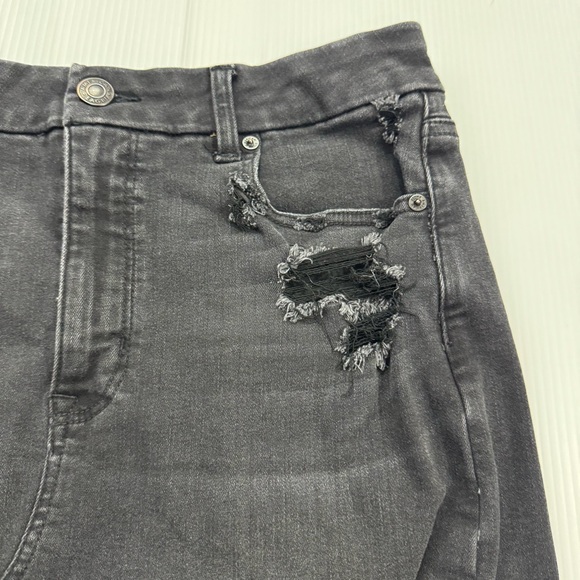 G40. Women’s American Eagle Outfitters Black Distressed Denim Skirt (12) - Picture 2 of 11